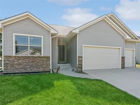 211 15th Ave NW, Altoona, IA 50009