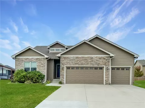 16800 Prairie Dr, Clive, IA 50325