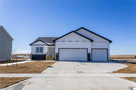 880 11th St, Waukee, IA 50263