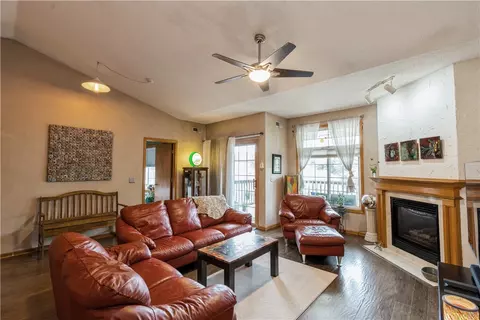 2437 Patricia Dr #2437, Urbandale, IA 50322