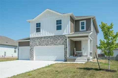 1060 Spruce St, Waukee, IA 50263