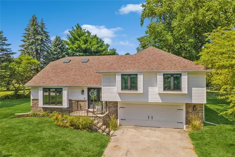 6255 Oakwood Dr, West Des Moines, IA 50266