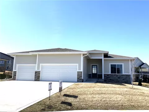 3840 Sandstone Pt, Waukee, IA 50263