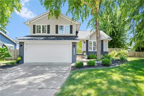 15922 Hawthorn Cir, Clive, IA 50325