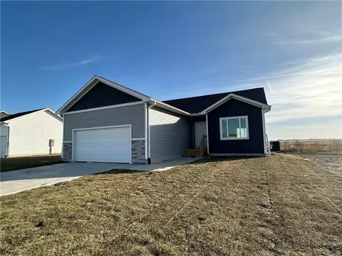 1040 Gray Ave, Waukee, IA 50263
