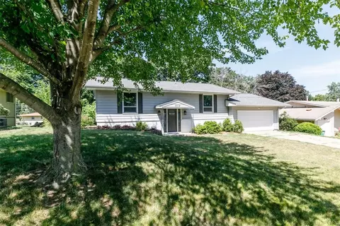 3112 92nd St, Urbandale, IA 50322