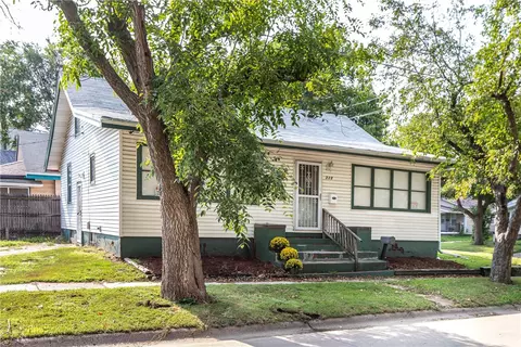 320 E 21st St, Des Moines, IA 50317