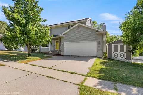 2526 Rocklyn Dr, Urbandale, IA 50322
