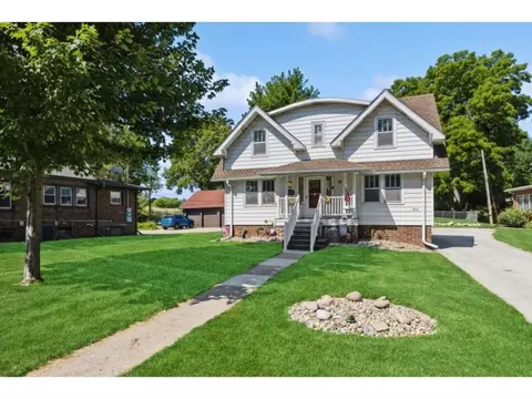 908 37th St, Des Moines, IA 50312
