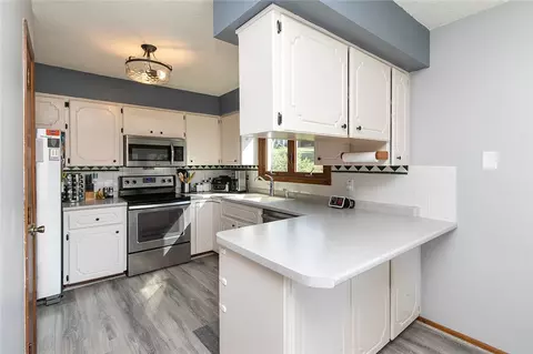 7913 Briarwood Ln, Urbandale, IA 50322
