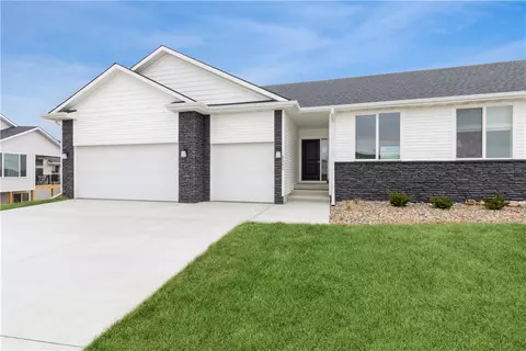 5502 NE Creek Ridge Dr, Ankeny, IA 50021