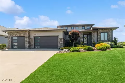 9004 NW 72nd Pl, Johnston, IA 50131