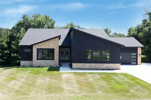 10684 NW 74th Pl, Johnston, IA 50131