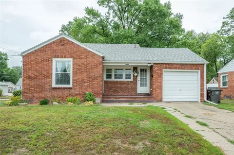 3945 Oxford St, Des Moines, IA 50313