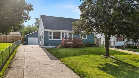 2405 E 40th St, Des Moines, IA 50317