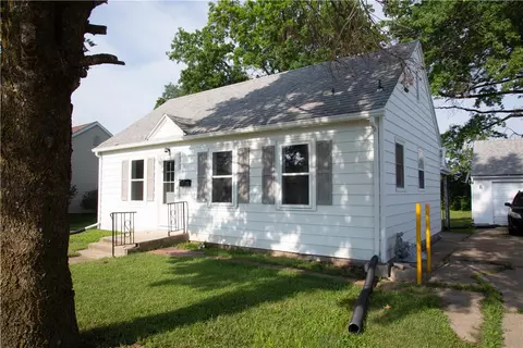 206 N Park Lane Dr, Knoxville, IA 50138