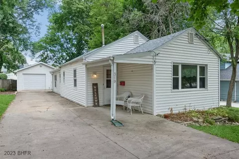 319 Pleasant View Dr, Des Moines, IA 50315