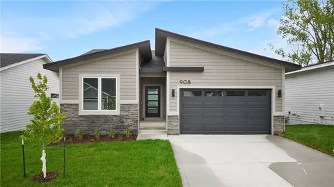 908 Roosevelt St, Polk City, IA 50226