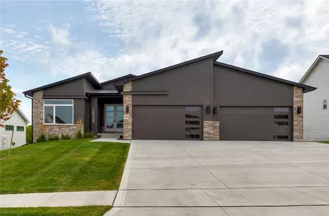 2959 NW Brookside Dr, Grimes, IA 50111