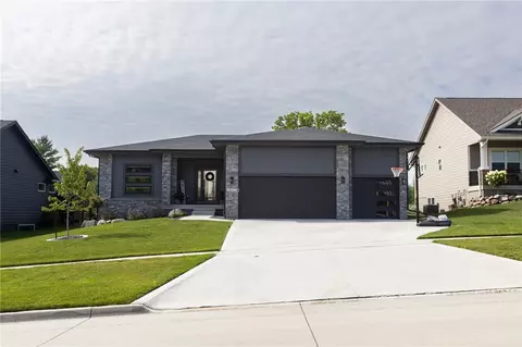 10824 Westport Dr, West Des Moines, IA 50266
