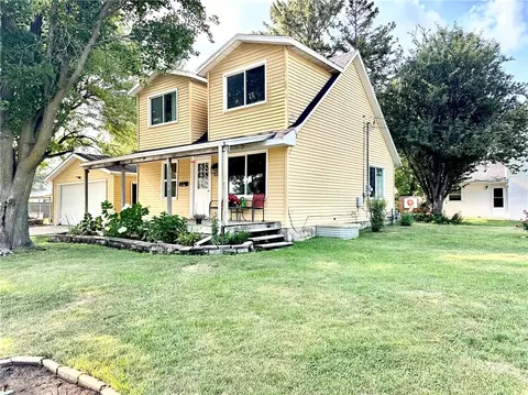 922 N 10th Ave E, Newton, IA 50208