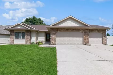 5004 Stream Side Cir, Des Moines, IA 50317
