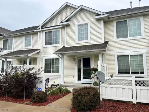 15405 Walnut Hills Dr, Urbandale, IA 50323