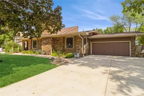 4205 Mary Lynn Dr, Urbandale, IA 50322