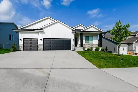 406 Orchard Hills Dr, Norwalk, IA 50211