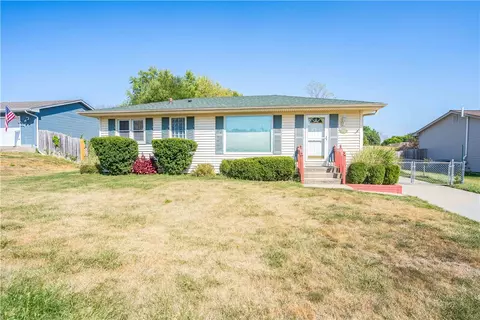 1009 E 40th Ct, Des Moines, IA 50317
