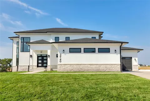 3940 NW 181st St, Clive, IA 50325