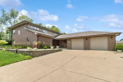 821 S 35th St, West Des Moines, IA 50265