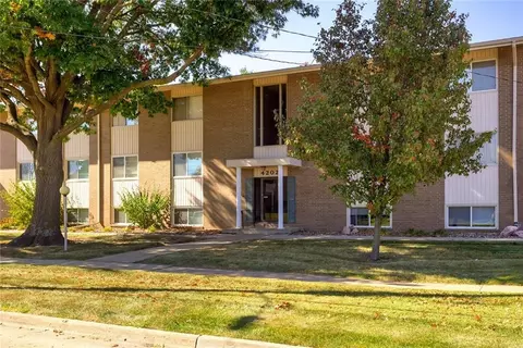 4202 62nd St #1, Urbandale, IA 50322
