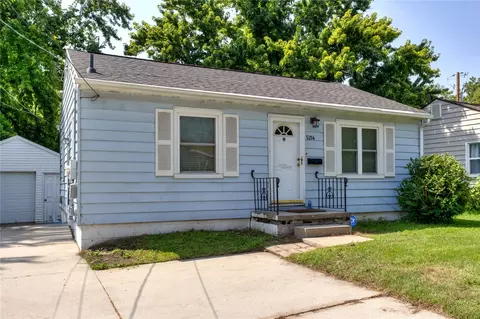 5214 Douglas Ave, Des Moines, IA 50310