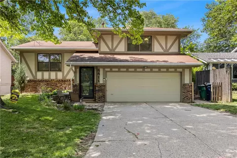 8811 Hammontree Cir, Urbandale, IA 50322