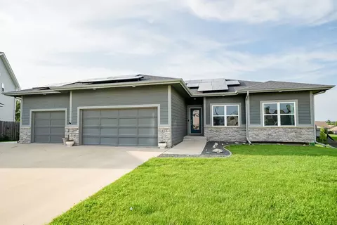 413 Valencia Ct, Norwalk, IA 50211