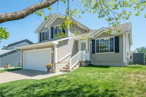 6009 NW 50th St, Johnston, IA 50131