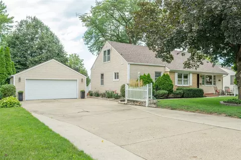 3920 72nd St, Urbandale, IA 50322