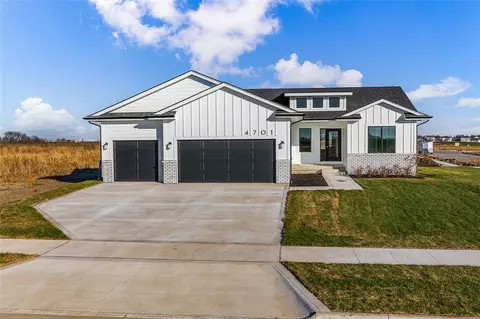 4701 179th St, Urbandale, IA 50323