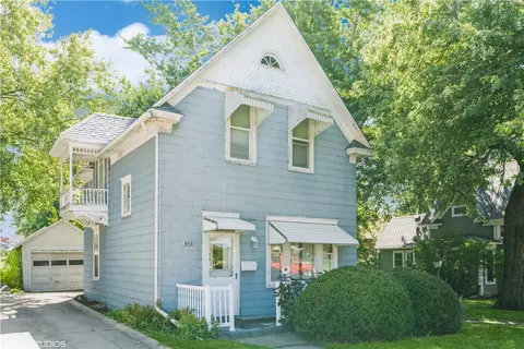 606 E 1st St E, Pella, IA 50219