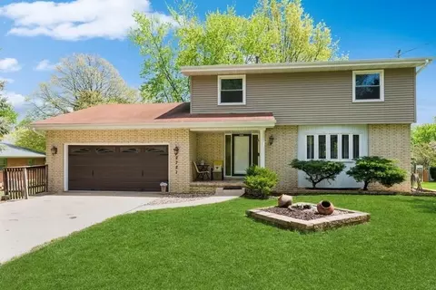 2721 Carole Cir, Urbandale, IA 50322