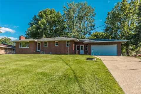 360 SE Browns Woods Dr, West Des Moines, IA 50265