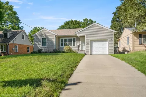 3925 Clinton Ave, Des Moines, IA 50310