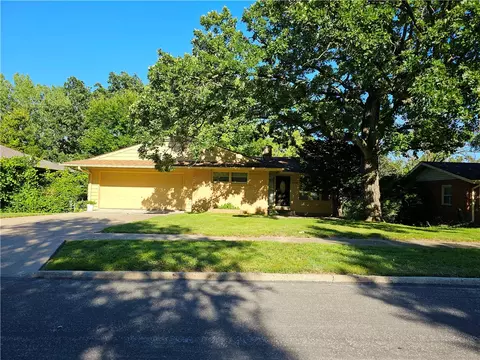 3929 Oakshire Rd, Des Moines, IA 50310