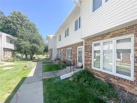 118 Holiday Cir #17, West Des Moines, IA 50265