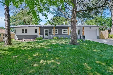 2536 E 28th St, Des Moines, IA 50317