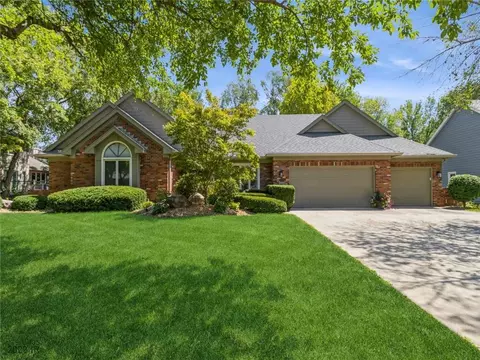 905 58th St, West Des Moines, IA 50266