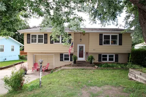 460 Kimberly Ln, Pleasant Hill, IA 50327