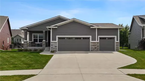332 NE Pinehurst Cir, Ankeny, IA 50021