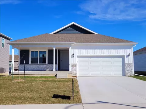 2567 SE Fox Valley Dr, West Des Moines, IA 50265